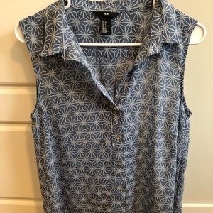 Patterned sleeveless button down blouse!